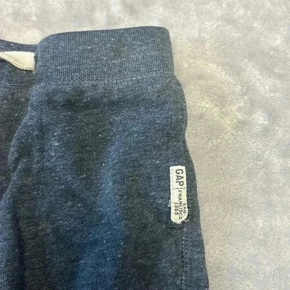 GAP - pull on jogger shorts. Size 3T - Picture 2 of 4